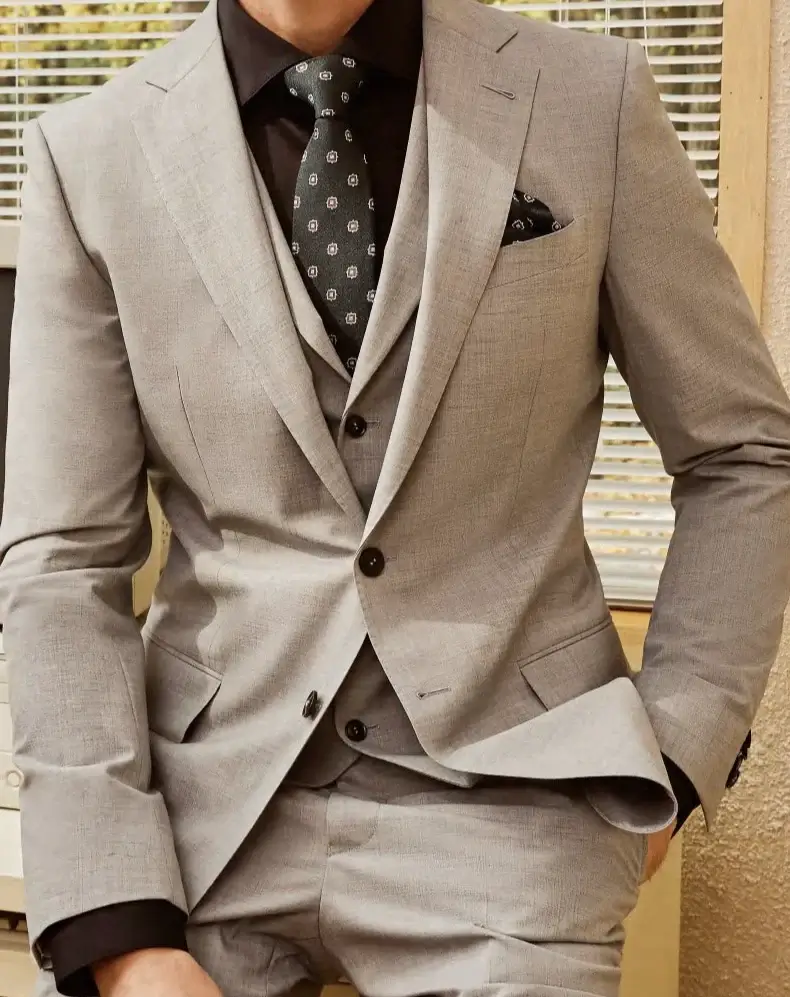 Timeless, classic suit details